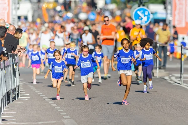Fast group of kids at the Minimil for the youngest runners at Mi — Stockfoto