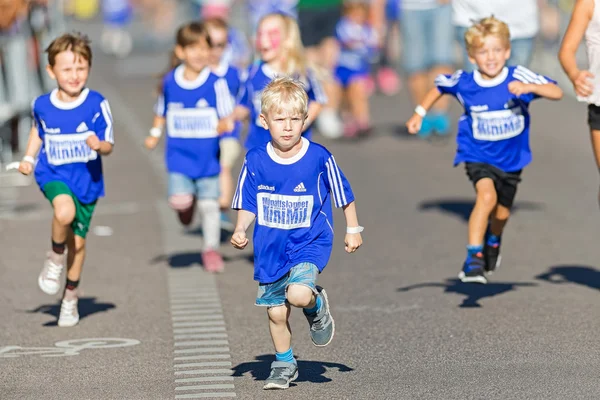 Group of small kids at the Minimil for the youngest runners at M — Stock Photo, Image