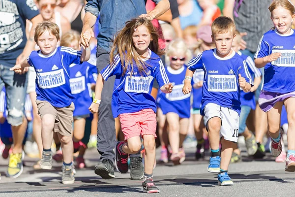 Start of one of many starts at the Minimil for the youngest runn — Stockfoto