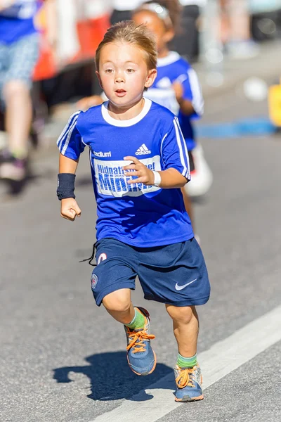 Kleiner Junge mit Schnelligkeit am Minimil für den jüngsten Läufer — Stockfoto