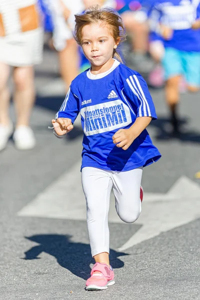 Young girl with a graceful style at the Minimil for the youngest — Stockfoto