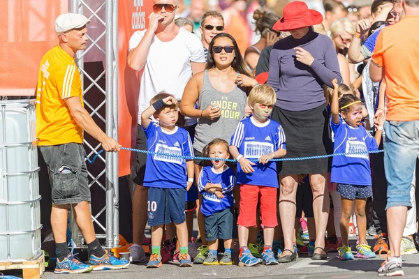 Young kids and parents waiting for the start at the Minimil for — Zdjęcie stockowe