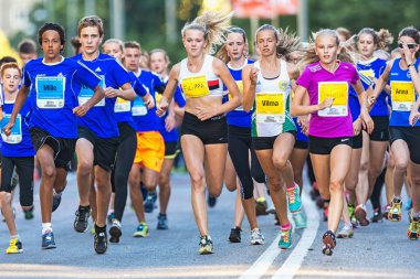 Group just after the start at Lilla Midnattsloppet for aged 15