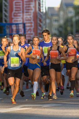 Front group just after the start at Lilla Midnattsloppet for age