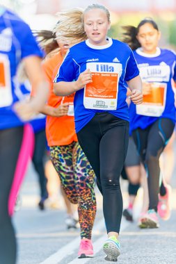 Girl running just after the start at Lilla Midnattsloppet for ag