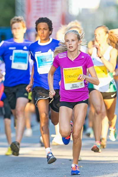 Girl leading after the start at Lilla Midnattsloppet for aged 15 — Stock Photo, Image