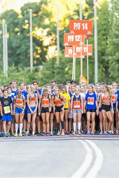 Groupe nerveux de coureurs en attente du départ à Lilla Midnatts — Photo