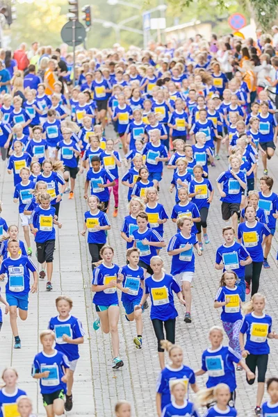 Große Gruppe von Läufern im Lila Midnattsloppet für 9-Jährige — Stockfoto