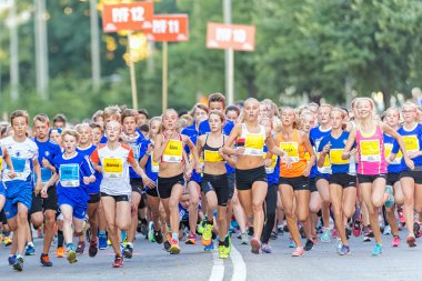 Runners just after the start at Lilla Midnattsloppet for runners