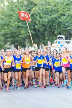 Runners just after the start at Lilla Midnattsloppet for runners