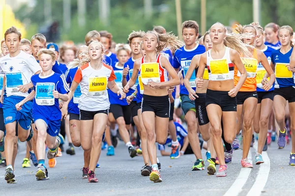Corredores justo después de la salida en Lilla Midnattsloppet para corredores — Foto de Stock