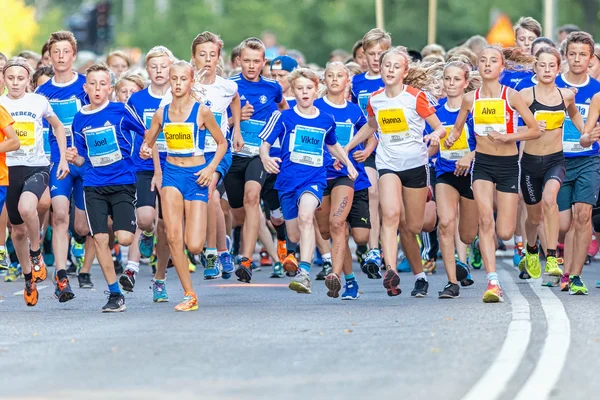 Corridori subito dopo la partenza a Lilla Midnattsloppet per corridori — Foto Stock