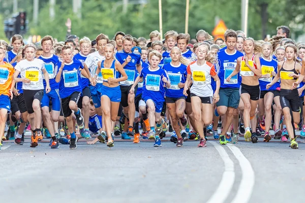 Runners just after the start at Lilla Midnattsloppet for runners — 图库照片