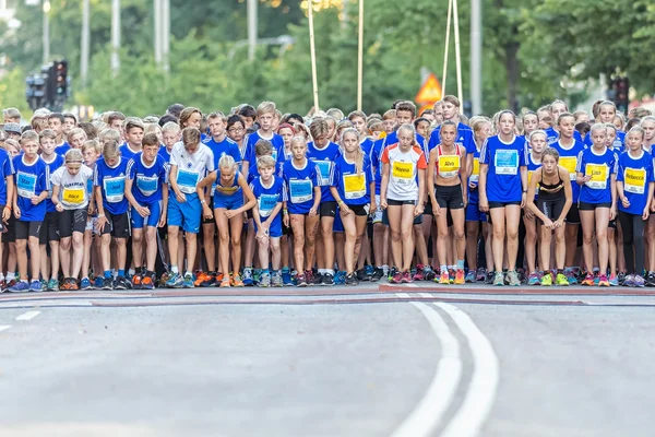 The starting field with nervous runners just before the start at — 스톡 사진