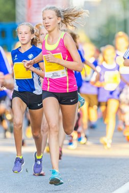 Two fast girls at Lilla Midnattsloppet for runners aged 13