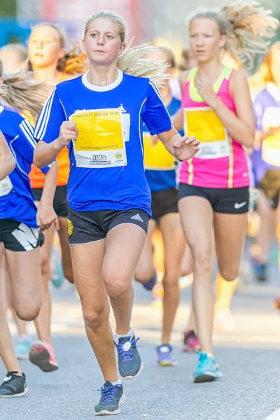 Girl with great running steps at Lilla Midnattsloppet for runner