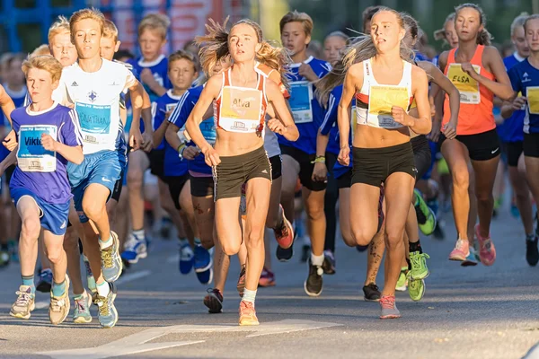 Start of the midnight run fot teens or Lilla Midnattsloppet for — Stock Photo, Image