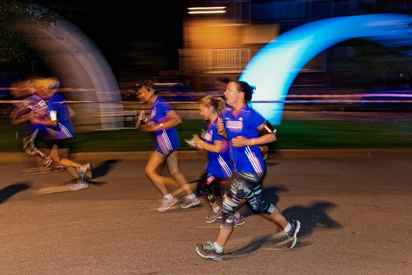 Group of runners in colorful lights on the streets of Soder at M — Stock Photo, Image