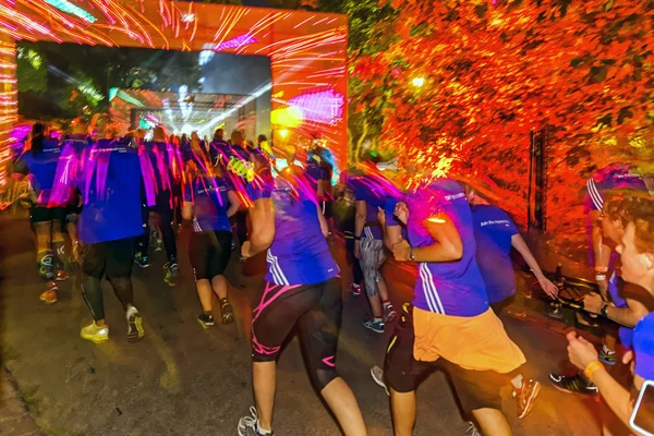 Runners going thru the Colorful entrance to Vitabergsparken at M — Stock fotografie