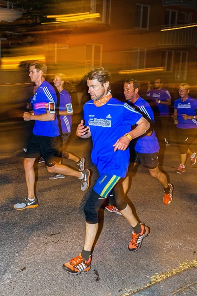 Grupo de corredores com borrão de movimento nas ruas de Soder em Mid — Fotografia de Stock