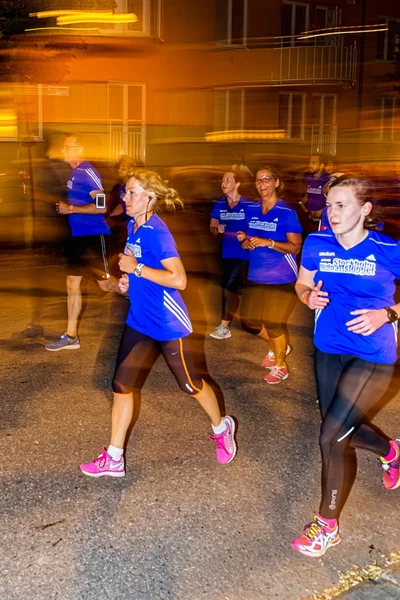 Woman runner with motion blur on the streets of Soder at Midnatt — Stock Fotó