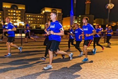 Group of runners on the streets of Soder at Midnattsloppet