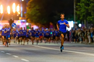 Runner taking the lead just after the start at Midnattsloppet