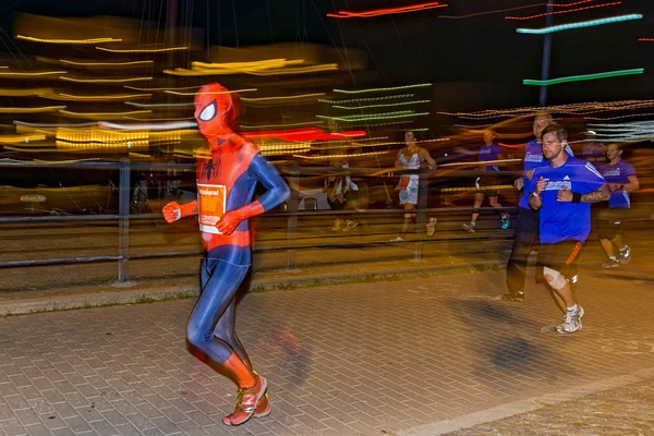 Mann in Maskerade im Spiderman-Kostüm auf der Straße — Stockfoto