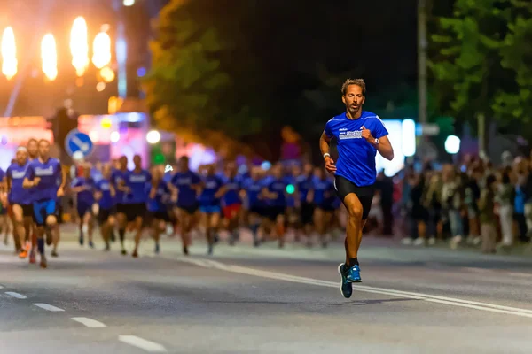 Runner taking the lead just after the start at Midnattsloppet