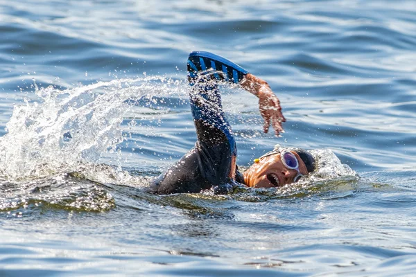 Face of a female triathlete swimming and gasping for air at Wome — Stok fotoğraf