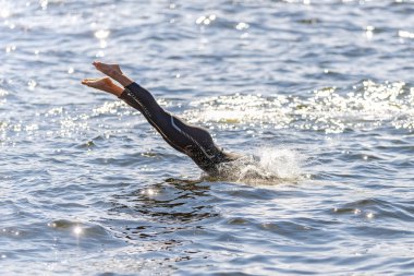 Woman triathlete diving into the water at the Womens ITU World T