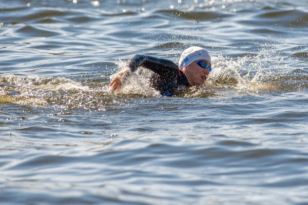 India Lee (GBR) se calienta antes del comienzo en el Womens ITU World — Foto de Stock