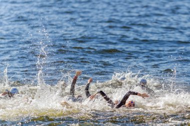 Triathlon start in chaos with water splashes at the Womens ITU W