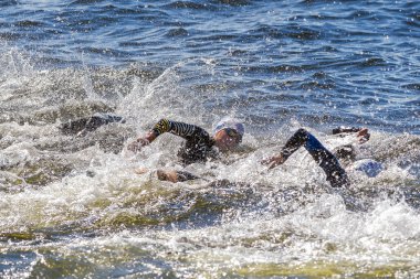 Triathlon start in chaos with water splashes at the Womens ITU W