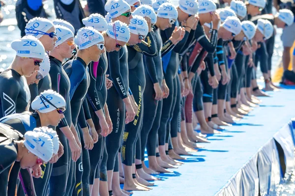 Concentrated triathletes waiting for the start at the Womens ITU — Stockfoto