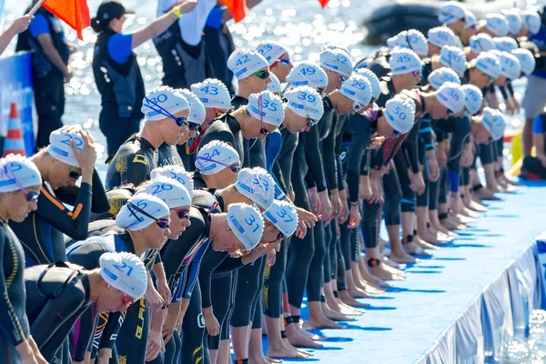 Triathletes waiting for the start at the Womens ITU World Triath — Stok fotoğraf
