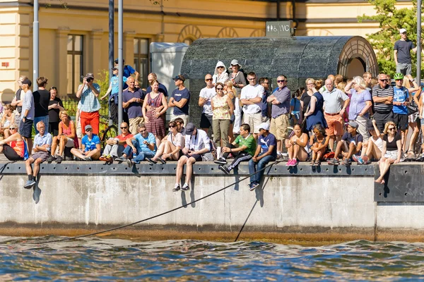 Pubblici spettatori godendo il sole al molo e in attesa di t — Foto Stock