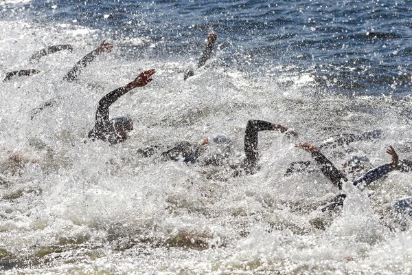 Triathlon start in chaos with water splashes at the Womens ITU W — Stock Photo, Image