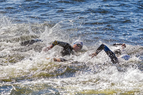 Triathlon start in chaos with water splashes at the Womens ITU W — Stock fotografie