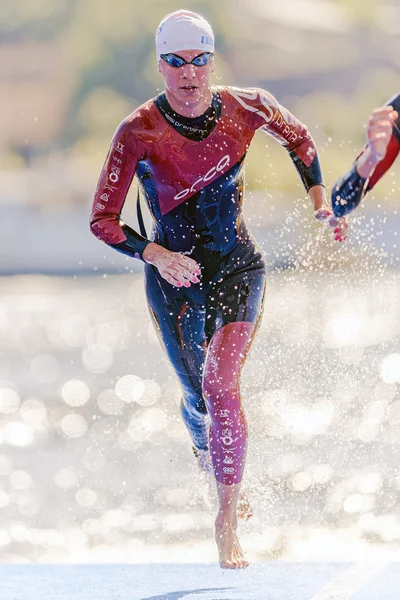 Triathlete up of the water at the first distance at the Womens I — 图库照片