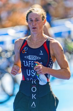 Katie Zaferes into the transition for cycling at the Womens ITU 