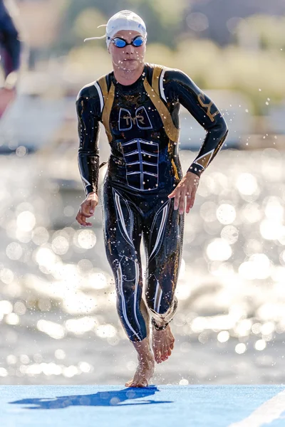 Running woman triathlete in skeleton custume at the Womens ITU World Triathlon series — Stockfoto