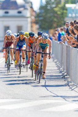Gillian Backhouse (AUS) leading a group of woman triathletes cyc