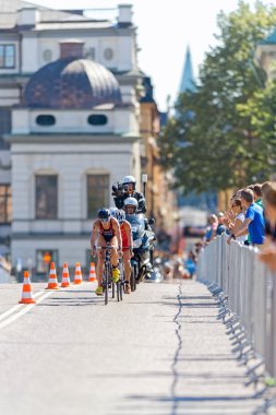 Leading group with Katie Zeferes (USA) in front at the Womens IT