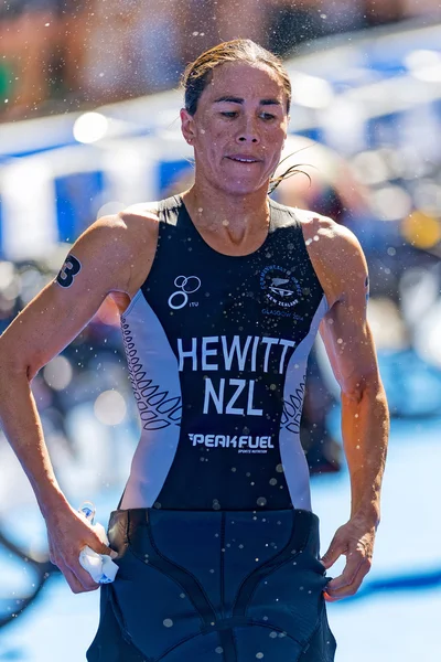 Andrea Hewitt (NZL) cambiándose de ropa para el ciclismo en el Womens I — Foto de Stock