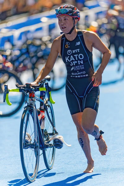 Yuri Kato (JPN) running thru the transition area with the bike a — Stockfoto