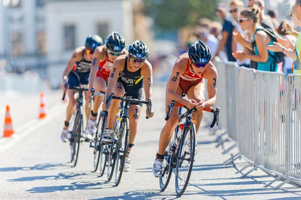 Nicola Spirig (SUI) liderando um grupo de ciclismo no Womens ITU Wo — Fotografia de Stock