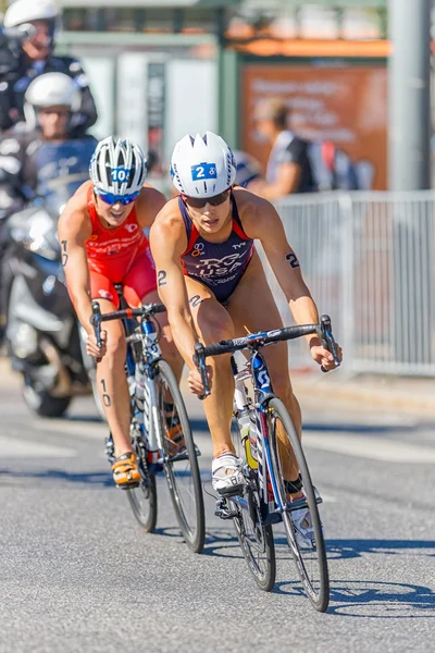 The winner Sarah True (USA) in front of Flora Duffy at the Women — Stok fotoğraf