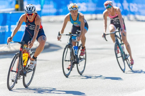 India Lee (GBR) in the lead of a small group at the Womens ITU W — Stock Photo, Image