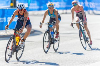 India Lee (GBR) in the lead of a small group at the Womens ITU W